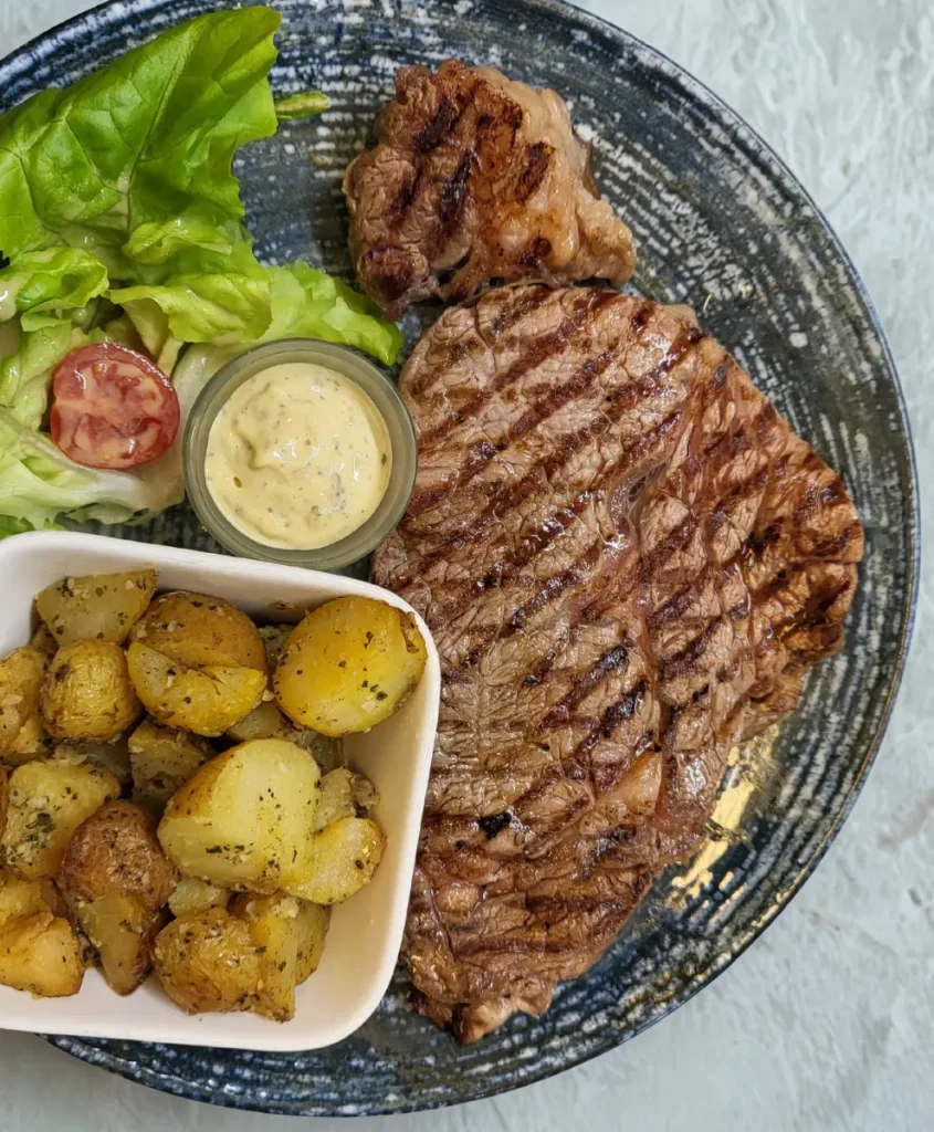 Plat steak patate salade restaurant Le Villaroy